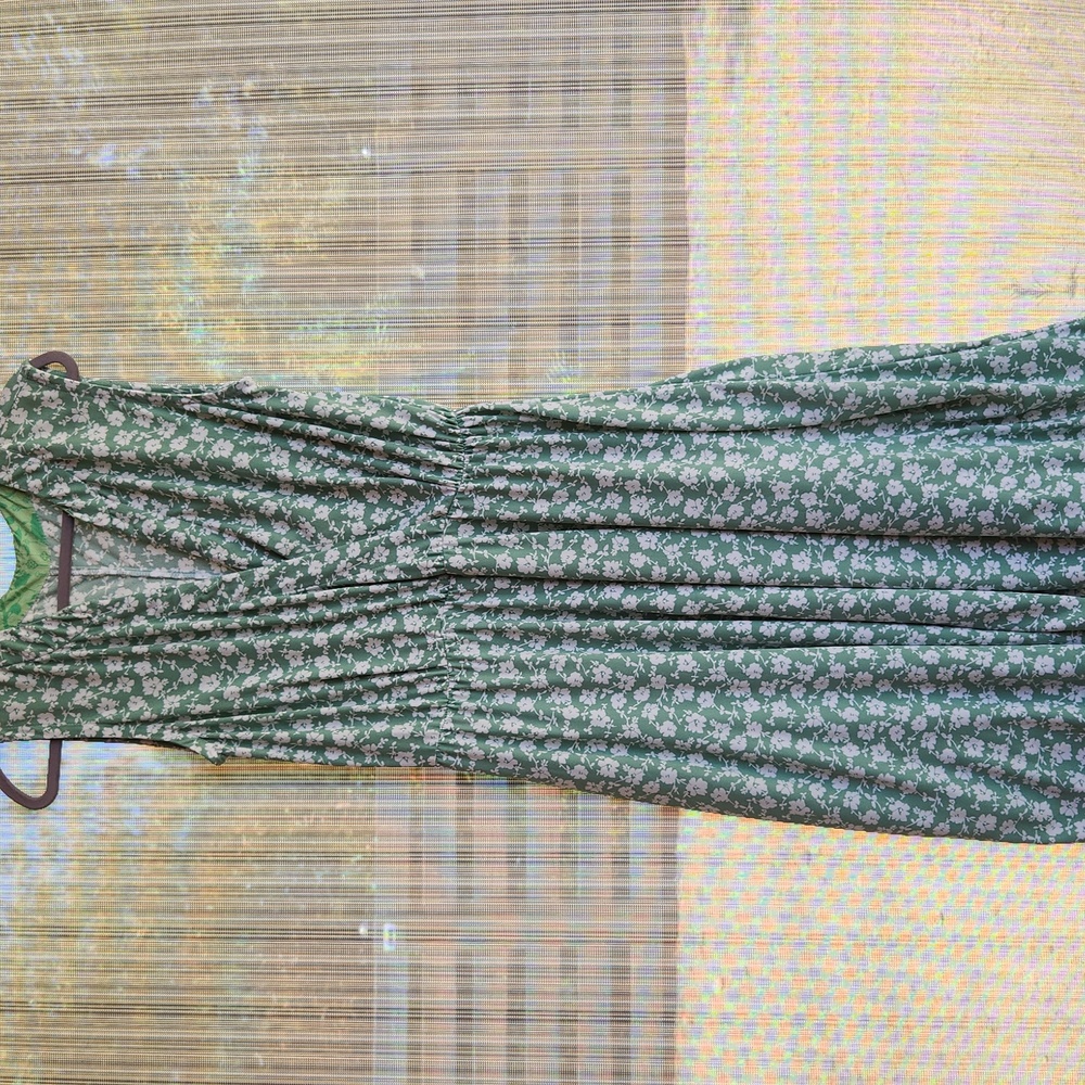 Chic Green Midi Dress with Elegant Flow